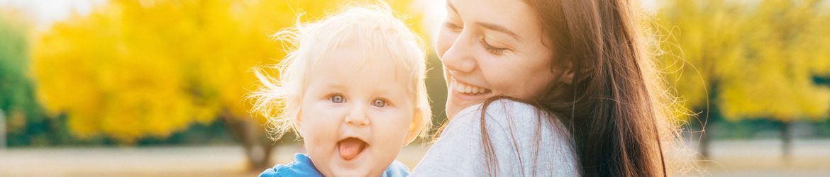 Abbildung: Junge Mutter hält Baby auf dem Arm